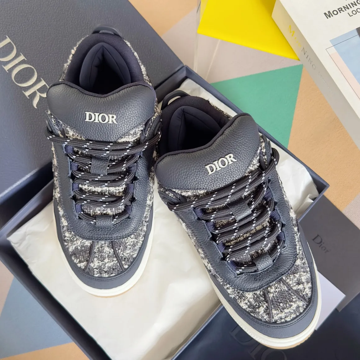 [DIOR] P: 820💰 Men's 39-44. (Male 38. 45. Customized) Dior Dior B9S series top version bread shoes casual sports shoes skate shoes original purchase development and production This new B9S skateboard sneakers are inspired by skateboarding and Dior's high-order spirit. Crafted from navy blue cotton tweed, the classic cannage pattern is reinterpreted with grained calfskin details in homage to Dior's savoir-faire. Padded tongue and technical fabric leg provide ideal comfort. Iconic details abound throughout the design, such as the Dior signature on the heel and tongue, cannage-patterned panels, and the rubber Dior Charm signature on the side inspired by the Dior logo. The rubber soles engraved with Oblique printing with a gradient effect are more refined and can add a high-end temperament to various looks. Exquisite packaging at the delivery counter🛍📦 ▪️Fabric: Original customized first-layer cowhide + tweed ▪️Inner lining: Customized breathable lining ▪️Outsole: Original open-molded anti-slip TPU material ▪️Sole thickness: 3.5CM.